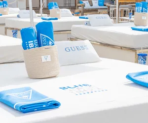 GUESS nawiązuje współpracę z luksusowymi klubami plażowymi w Hiszpanii, Turcji i we Włoszech