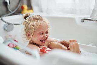 Czas, by dziecko zaczęło kąpać się samodzielnie. Sprawdź, czy opanowało tych 8 zasad