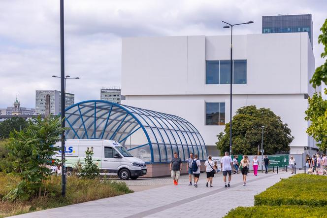 Wiaty z lat 90. nad wejściami do stacji metra Centrum w Warszawie