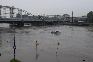 Nowy most kolejowy w Krakowie zagrożony? Służby walczą o uratowanie konstrukcji