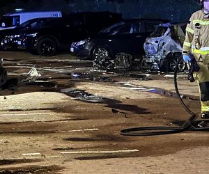 Makabryczny wypadek na Mokotowie. Motocyklista zderzył się z autem i wpadł na parking
