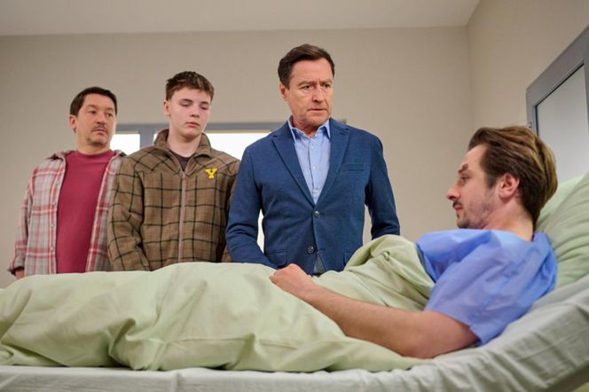 Na Wspólnej, odc. 4037. Junior (Jan Leśniewski), Bogdan (Wojciech Brzeziński), Rafał Cielecki (Jacek Kawalec) 