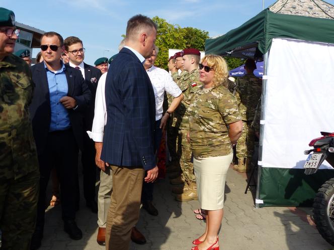 Piknik wojskowy przy basenie. Minister Błaszczak z wizytą w Iławie