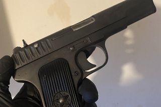 Schował się pod materacem w dziecięcym pokoju. Miał broń i narkotyki. 33-latek usłyszał zarzuty