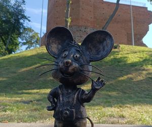 Teraz nie tylko Bydgoszcz ma swoje myszki. Pierwsza figurka uśmiechniętego gryzonia stanęła w Kruszwicy, pod Mysią Wieżą