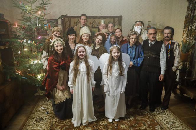 Stulecie Winnych 4: Julia (Nadia Głazińska), Ula (Sabina Bendarz), Michelle (Maria Pawłowska), Andzia (Barbara Wypych), Stanisław (Jan Wieczorkowski)