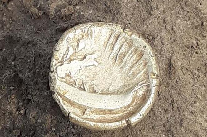 Mieszkaniec Opatowa znalazł niezwykłą, złotą monetę! Pochodzi z czasów celtyckich