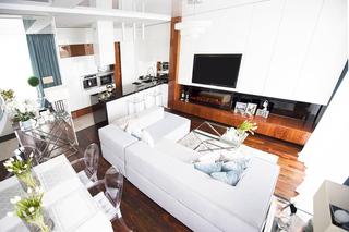 Mieszkanie w stylu modern classic z elementami glamour. Biele, błękity i eleganckie detale