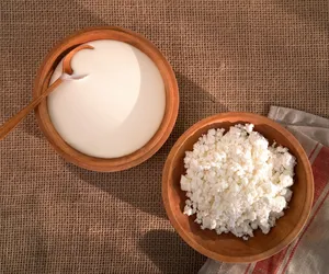 Jogurt grecki kontra serek wiejski. Żywieniowy nokaut na kuchennym blacie