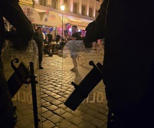 Wrocław. Burdy kibiców na Starym Rynku. Interweniowała policja [ZDJĘCIA].