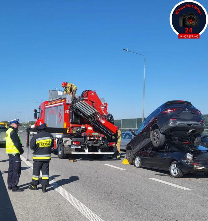  Gigantyczna kraksa pięciu samochodów na moście Południowym. Auto wjechało na dach drugiego!