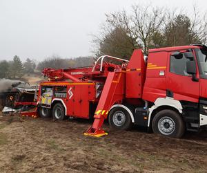 Efektowne ćwiczenia straży w Toruniu. Bus zmiażdżony przez czołg, ewakuacja spadochroniarzy i ewakuacja przysypanych osób z wykopu