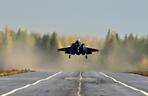 Norewski F-35A ląduje na drodze 