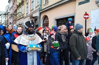 Kolorowy i rozśpiewany orszak Trzech Króli 2023 przeszedł ulicami Krakowa 