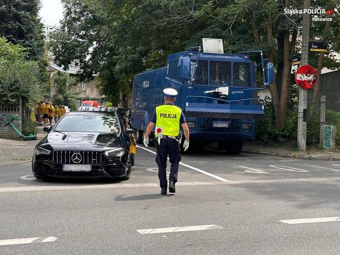 Policja zabezpiecza mecz GKS Katowice - Radomiak Radom