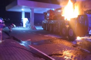Pożar na stacji benzynowej pod Sochaczewem. Dźwig stanął w ogniu obok tuż obok dystrybutorów
