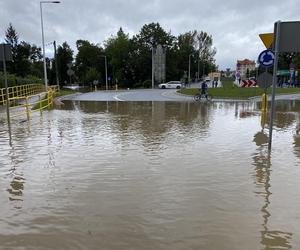 Krytyczna sytuacja w Kłodzku. Okropnie leje, ulice i domy zalane przez wodę