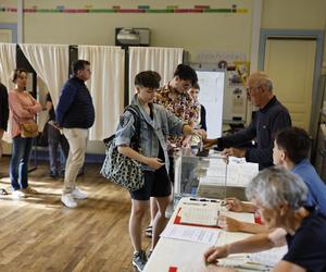 Druga tura wyborów parlamentarnych we Francji. Francuzi masowo udali się do urn