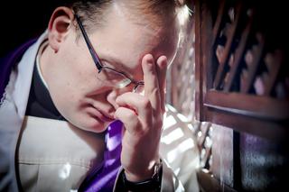 Ksiądz: zarabiam 1500zł miesięcznie, wszystko wydaję w internecie