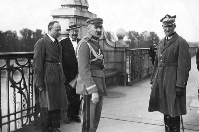 Józef Piłsudski na moście Poniatowskiego w maju 1926 r.