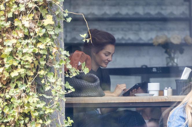 Małgorzata Socha stroi miny przy bajglu