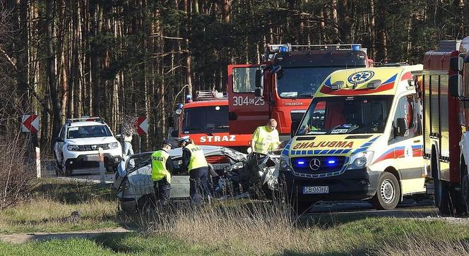 Przerażający wypadek w Gorzeniu. W wyniku zderzenia osobówki z busem do szpitala trafiło 6 osób