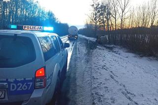 Cysterna z gazem przewróciła się do rowu. Były utrudnienia na drodze wojewódzkiej 