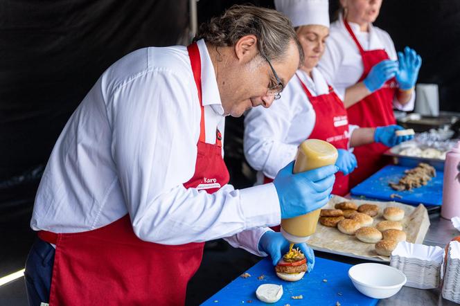 Marek Gróbarczyk serwuje burgery prosto z foodtracka 