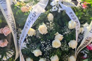 Cierpisz. Mateusz zmarł podczas ogniska. Morze kwiatów na jego grobie [GALERIA] 