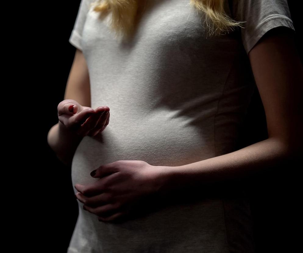 Przez pięć lat gwałcił ją ojczym, teraz 11-latka jest w ciąży. Lekarze odmawiają jej aborcji!