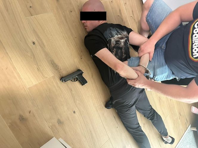 „Wnuczkowie” z narkotykami i bronią za kratami! Policja zatrzymała groźnych oszustów