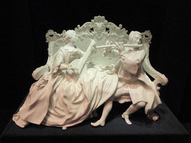 Miśnia – porcelanowa figura w stylu rokokowym. Uwagę zwraca wysmakowana malatura 