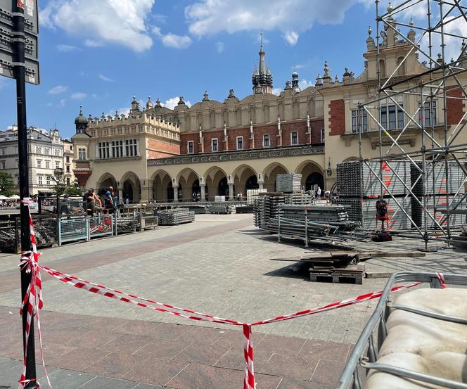 Kontrowersyjna budowa na Rynku Głównym w Krakowie. Mieszkańcy podzieleni