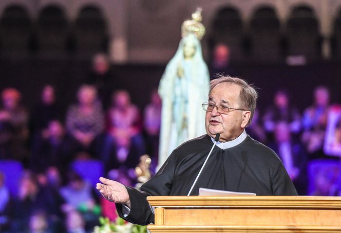 Ojciec Tadeusz Rydzyk ma swój witraż w kościele w Toruniu