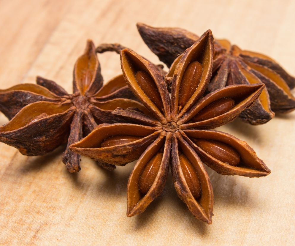 Anyż gwiaździsty (gwiazdkowy) to wysuszone owoce wiecznie zielonego drzewa o nazwie badian właściwy (łac.  Illicium verum  Hook. f.).