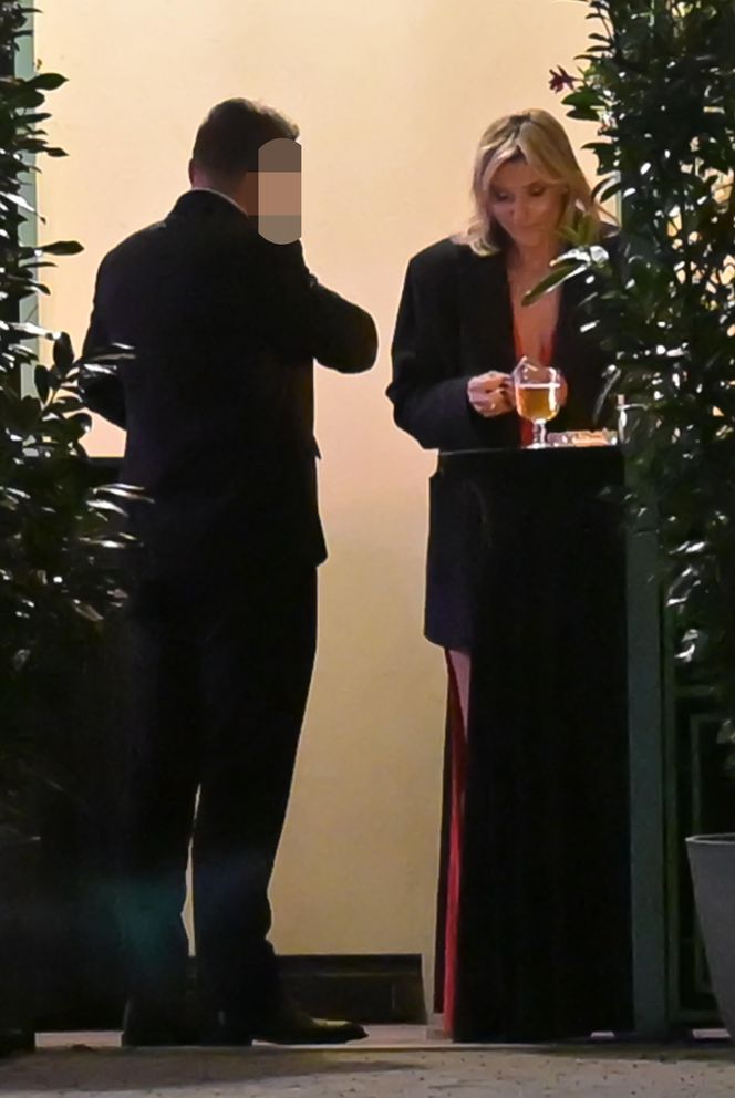 Anna Lewandowska w nocy pali elektryczne papierosy