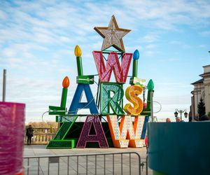 Ruszył montaż świątecznej iluminacji 2025 w Warszawie. Kiedy rozbłysną lampki? 