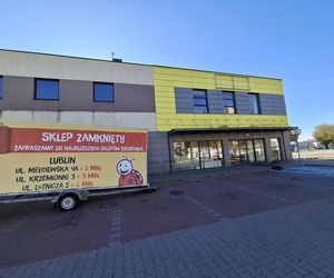 Budynek, w którym do niedawna funkcjonował sklep sieci Biedronka jest zamknięty