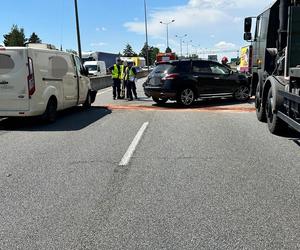 Wypadek na S8 w Warszawie. Rozbita wojskowa ciężarówka i dwa auta, są ranni