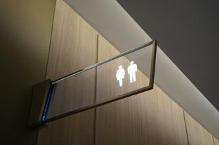 Budowlaniec z Torunia zatrzymany w... miejskiej toalecie