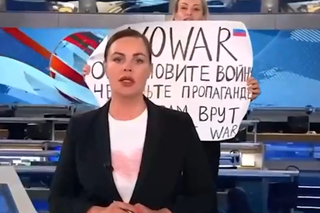 Skandal w rosyjskiej telewizji. Odważna dziennikarka wdarła się z antywojennym plakatem przed kamery 