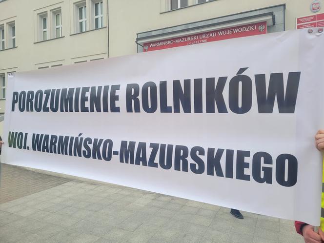 Protest rolników w Olsztynie. Nie zgadzają się importowi ukraińskiego zboża do Polski [ZDJĘCIA]