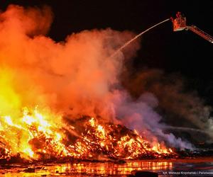 Gigantyczny pożar w Koniecpolu. Ogień pojawił się w firmie składującej odpady