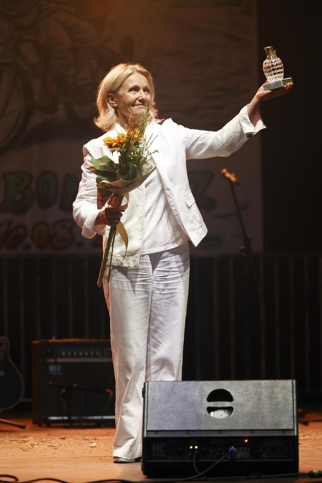 Cała na biało Maria Pakulnis szaleje z sierpem w Lubomierzu. Renata Dancewicz tym razem na spokojnie