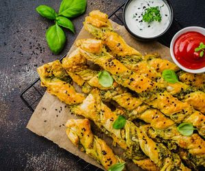 Weź ciasto francuskie, ser i pesto. Ta chrupiąca przekąska pobije każdy kubek smakowy 