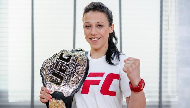 Joanna Jędrzejczyk z mistrzowskim pasem UFC