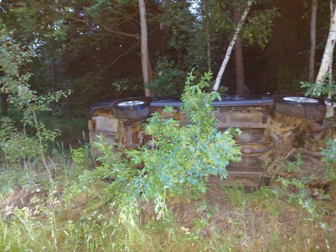 Chwila nieuwagi i auto w rowie. Kolizja na leśnym odcinku ulicy Zgodnej