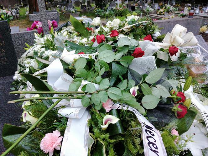 Tragedia w Salisbury. Zamordowane kobiety pochowane w Tarnowie. Grobu nie widać spod kwiatów