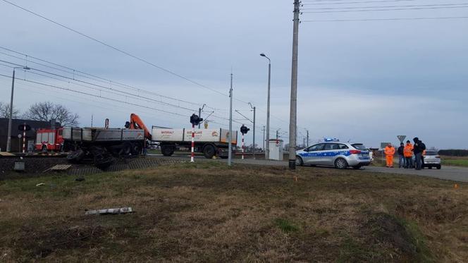 Tragedia na przejeździe kolejowym pod Rawiczem! Nie żyje kierowca ciężarówki [ZDJĘCIA]