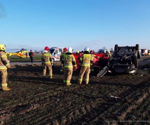 Śmiertelny wypadek pod Piotrkowem Trybunalskim. 69-latka nie żyje, kierująca dodgem i 16-latka ranne [ZDJĘCIA]